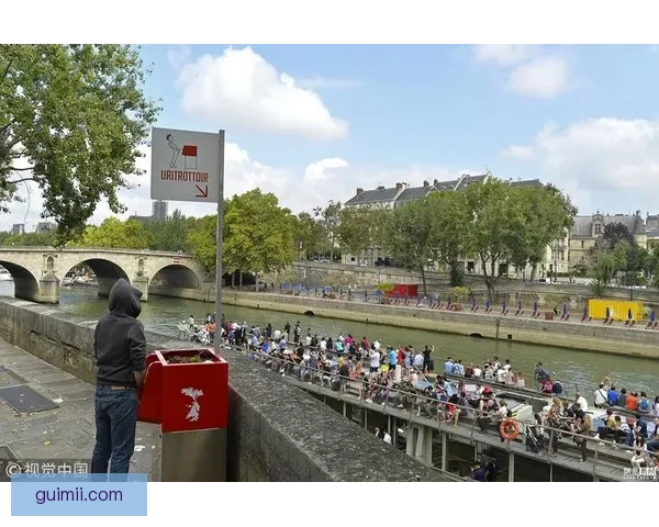 你敢不敢用？巴黎设露天临时厕所 解决短缺问题